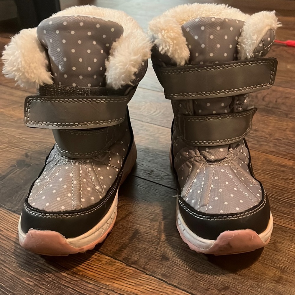 Carters toddlers size 9 snow boots